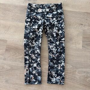 Lululemon Wunde Under high rise crop leggings, spring bloom prints size 6